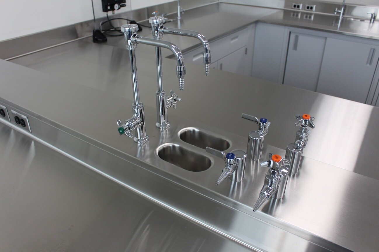 Stainless Steel Countertops - APEX Lab Systems Inc. provides a comprehensive range of stainless steel laboratory countertops tailored to diverse laboratory requirements.